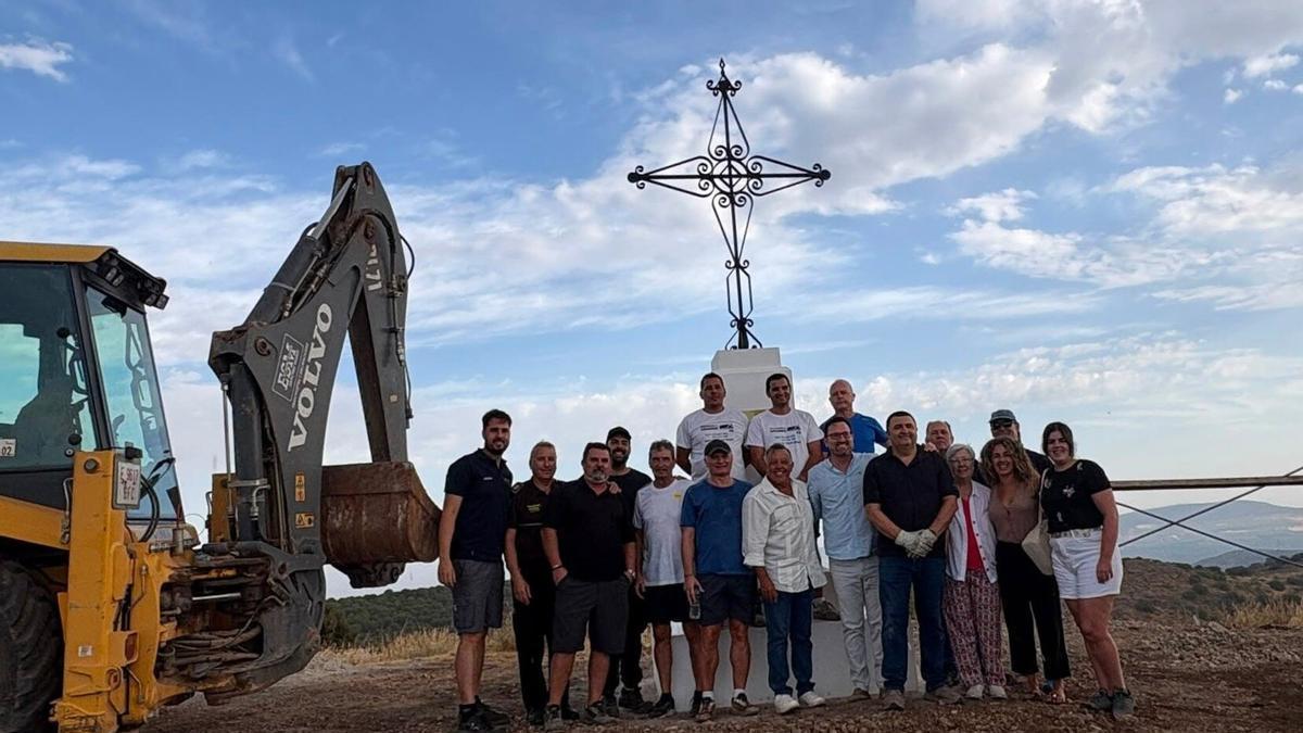 Responsables municipales y vecinos de Sierra de Yeguas, junto al monolito en el Cerro de la Cru.z