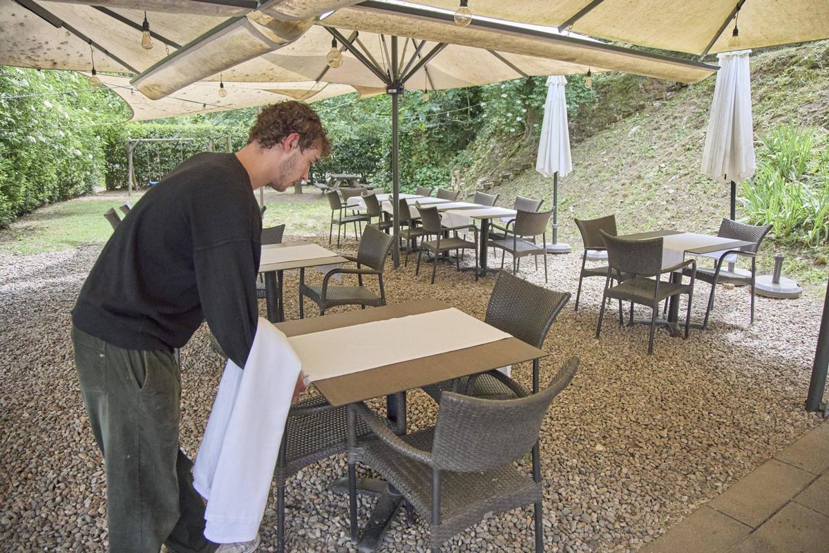Preparant la terrassa de l’establiment.