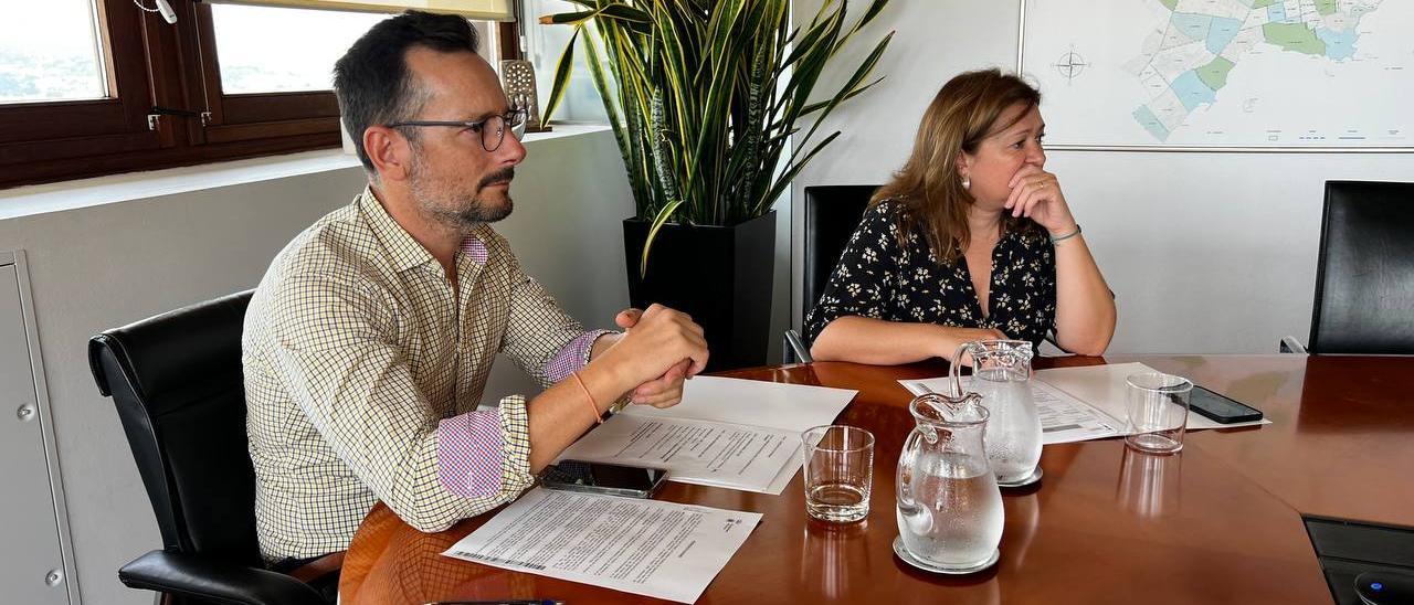 El alcalde, Rafa Ruiz, y la consellera balear de Presidencia, Mercedes Garrido.