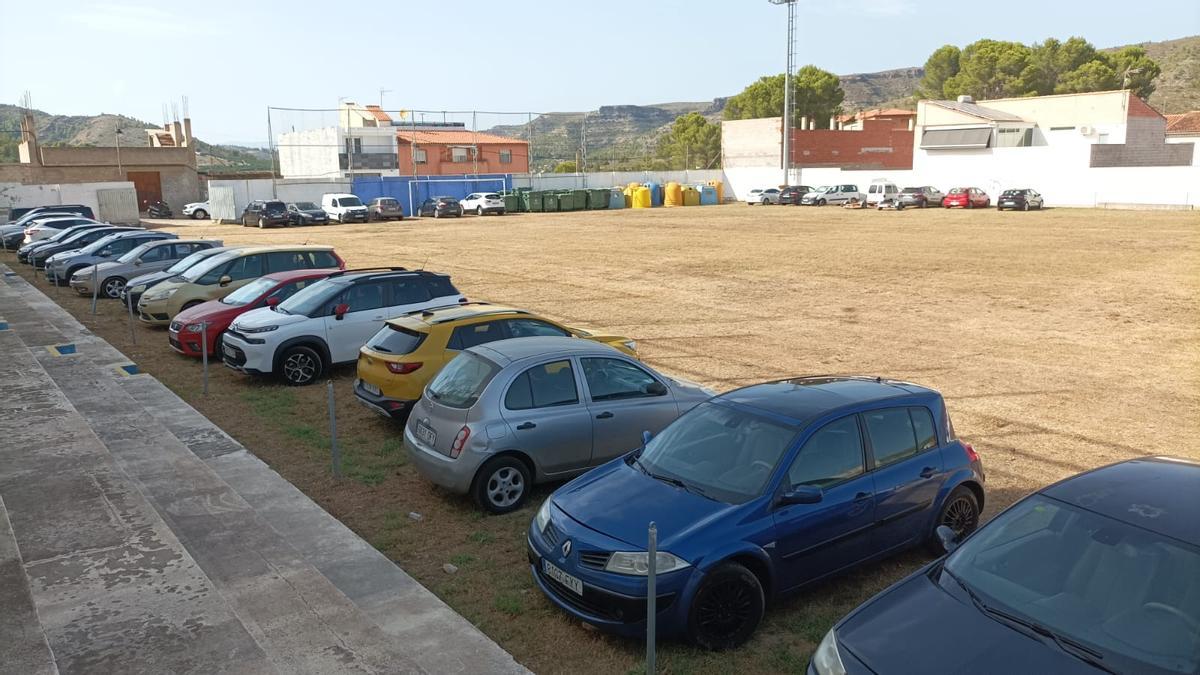 Sumacàrcer ya utilizó el campo de fútbol como aparcamiento el pasado verano.