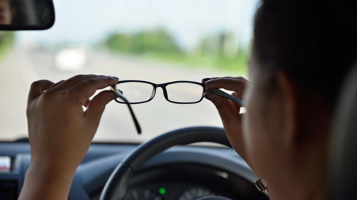 Esta es la multa que te puede caer si te pillan conduciendo con gafas o lentillas