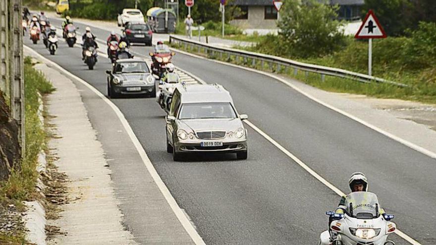 El coche fúnebre fue escoltado por una docena de moteros desde Domaio a Moaña. // Gonzalo Núñez