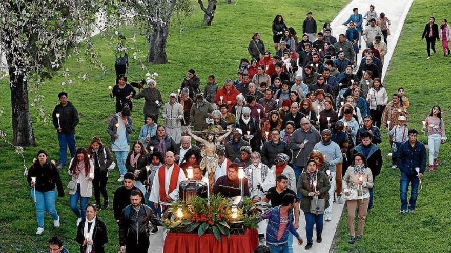 Inmigrantes y refugiados participan en el Vía Crucis