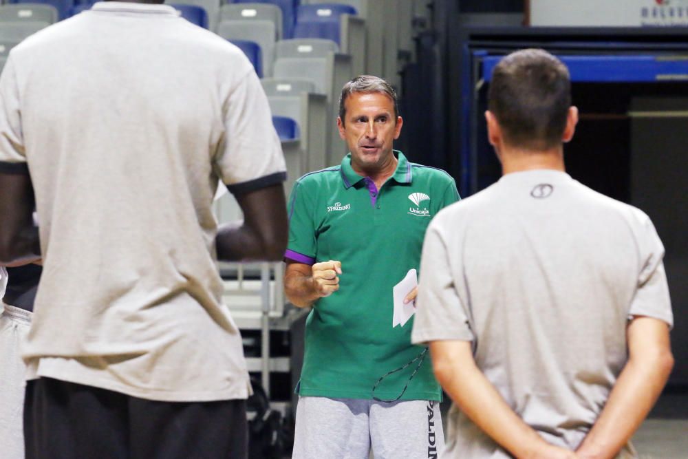 La plantilla del Unicaja vuelve a los entrenamientos bajo las órdenes de Joan Plaza para comenzar a preparar la temporada.