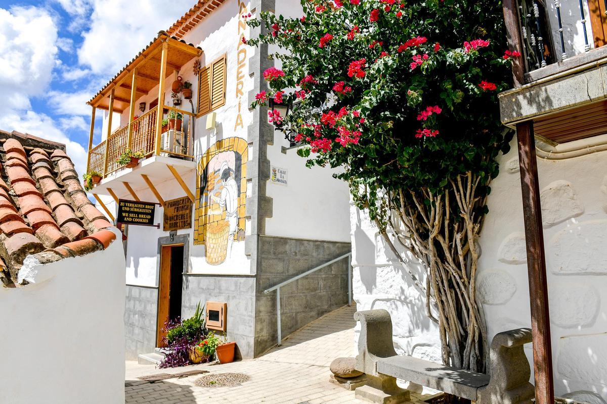 Antonio Vicente, panadero de Fataga, se jubila