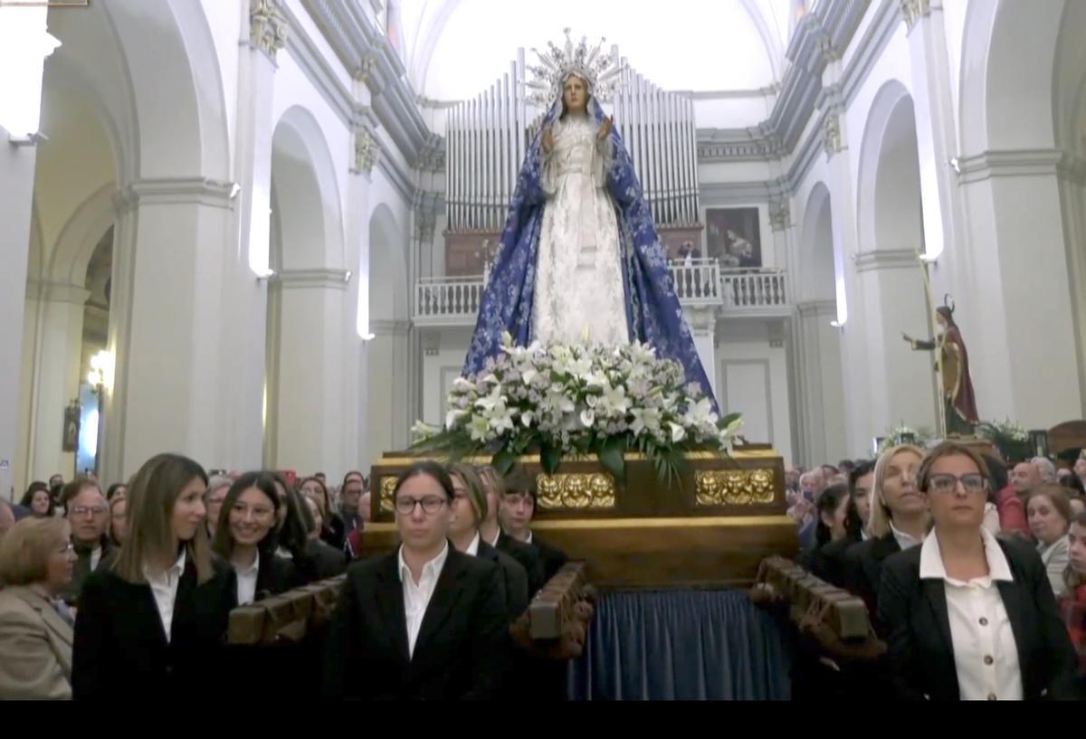 La Regina Pacis fue portada por mujeres costaleras por primera vez