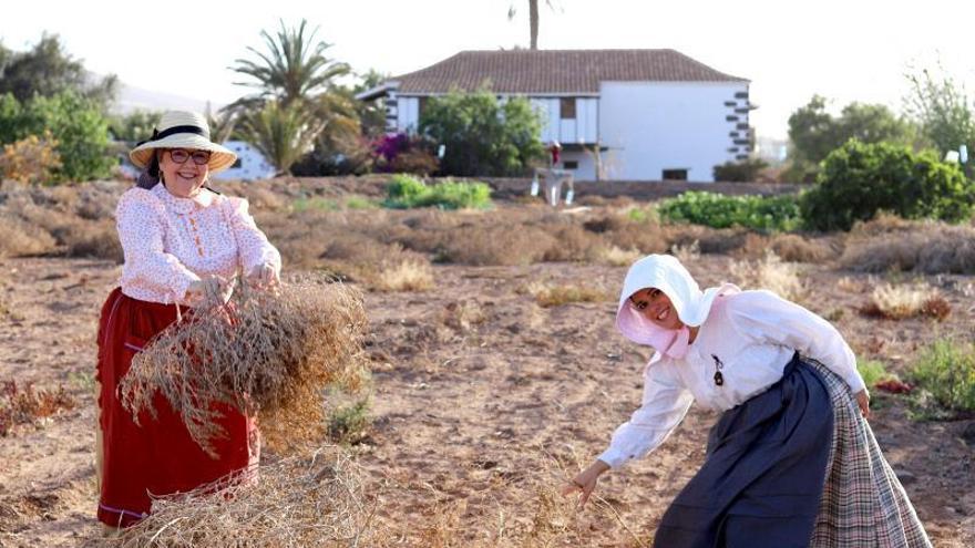 Ana y Demelza arrancando sementera con vestimenta agrícola. | | MARISA RUIZ