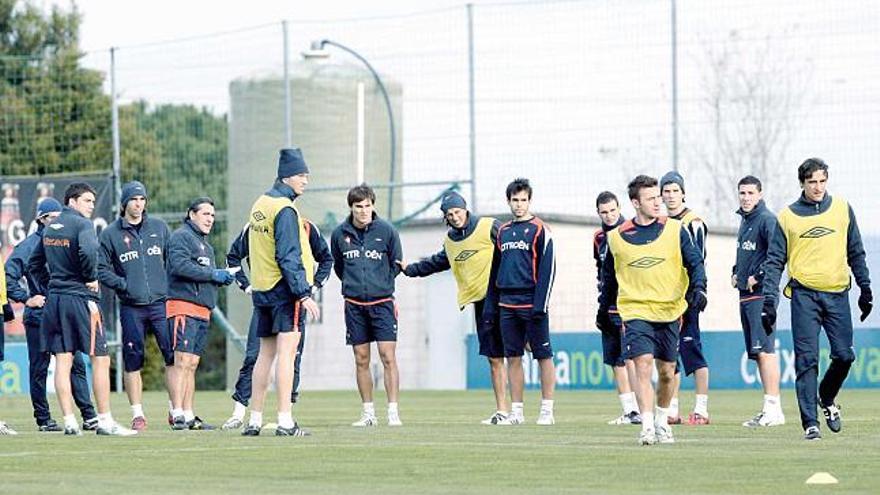 Los jugadores atienden a las explicaciones de Pepe Murcia en el entrenamiento de ayer en A Madroa.