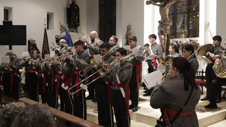 La Tenderina escucha y disfruta las marchas procesionales | JUAN PLAZA
