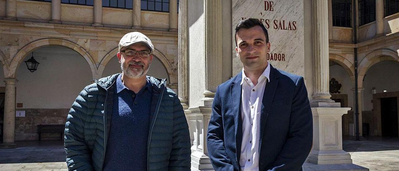 Luis Roca y Carlos Magadán, en el edificio histórico de la Universidad de Oviedo. | Nazaret Quintas