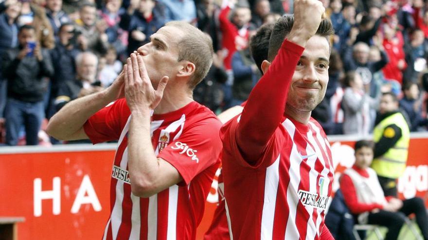 Álex Bergantiños celebra un gol con la afición del Sporting, en presencia de Jony, en un partido.