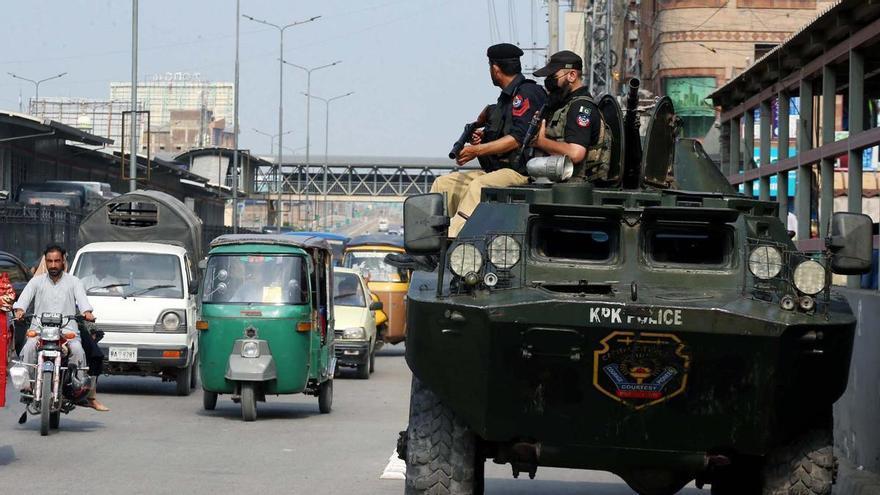 En attack med sprängämnen mot ett tåg i Pakistan lämnar trettio döda