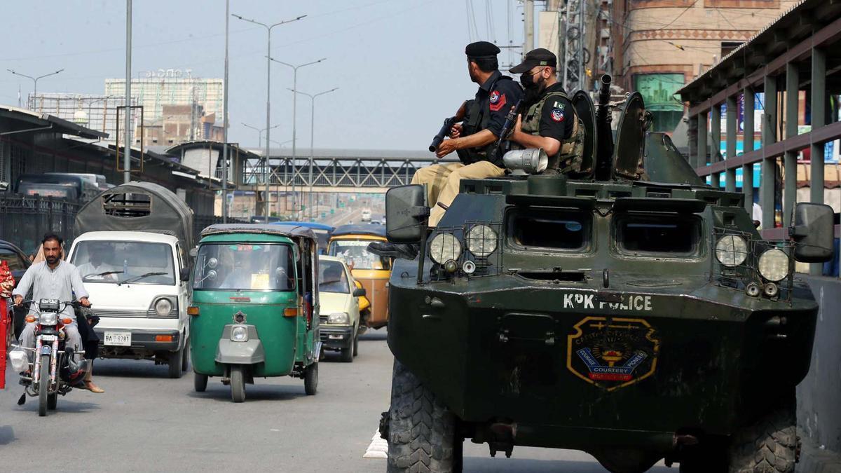 Al menos 29 muertos y 102 heridos tras una explosión contra un tren en Pakistán