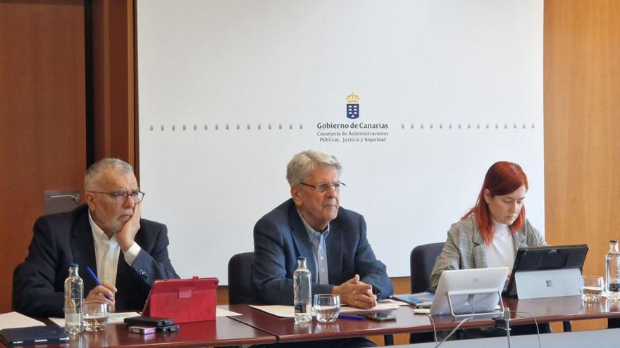 Julio Pérez, en el centro de la imagen, presidió la reunión para analizar los protocolos contraincendios en el Archipiélago.