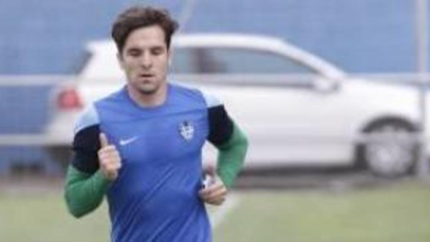 Toño García, durante un entrenamiento en la ciudad deportiva del Levante UD, en Buñol.