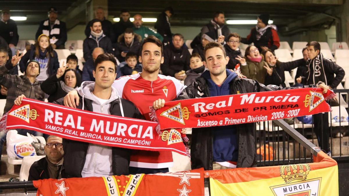 Aficionados del Real Murcia en el partido que se disputó en 2019 en Castila de Copa RFEF.  | EL PERIÓDICO MEDITERRÁNEO