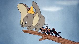 Dumbo, con Timoteo en la cabeza, sufre el acoso de los juerguitsas cuervos, en la película de Disney de 1941.