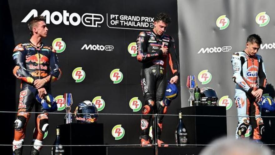 Bezzechi comienza ganando en un pinchazo inoportuno de Márquez