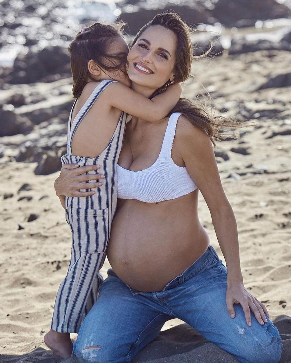 Ariadne Artiles, embarazada de sus gemelas y con su hija, Ari