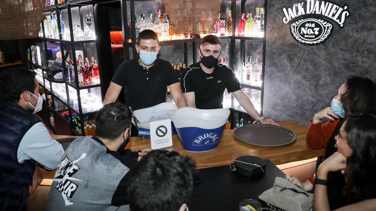 Jóvenes en un bar de copas de la calles Marqués de San Esteban.