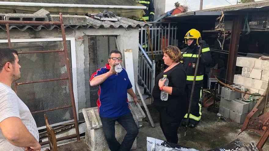 Ramón Lapido, con su hermano David, tras la extinción del incendio. // FdV