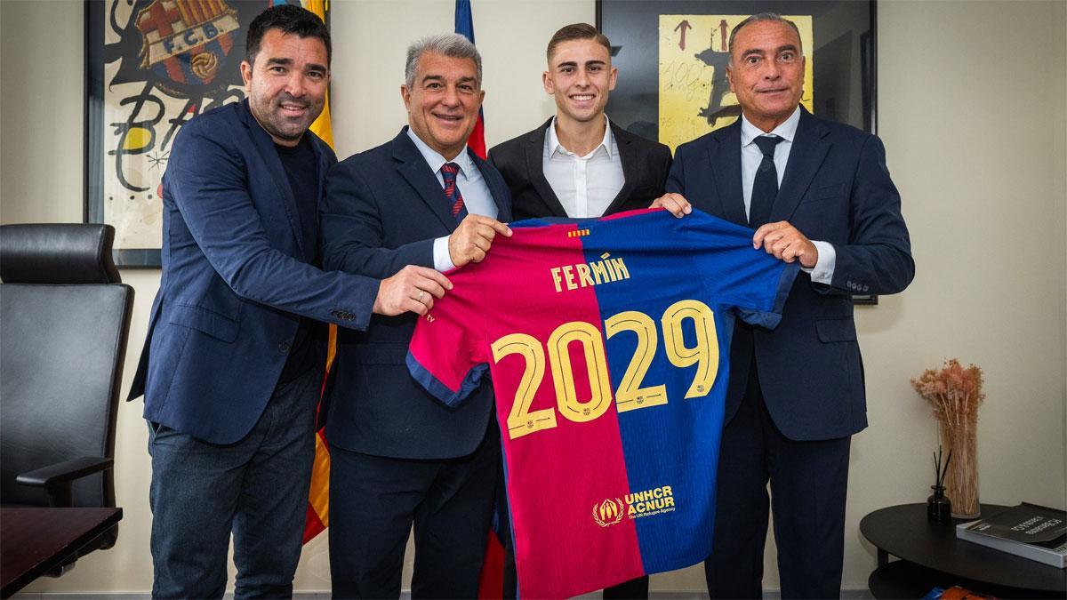 Deco, Laporta, Fermín y Yuste, con la camiseta de la renovación