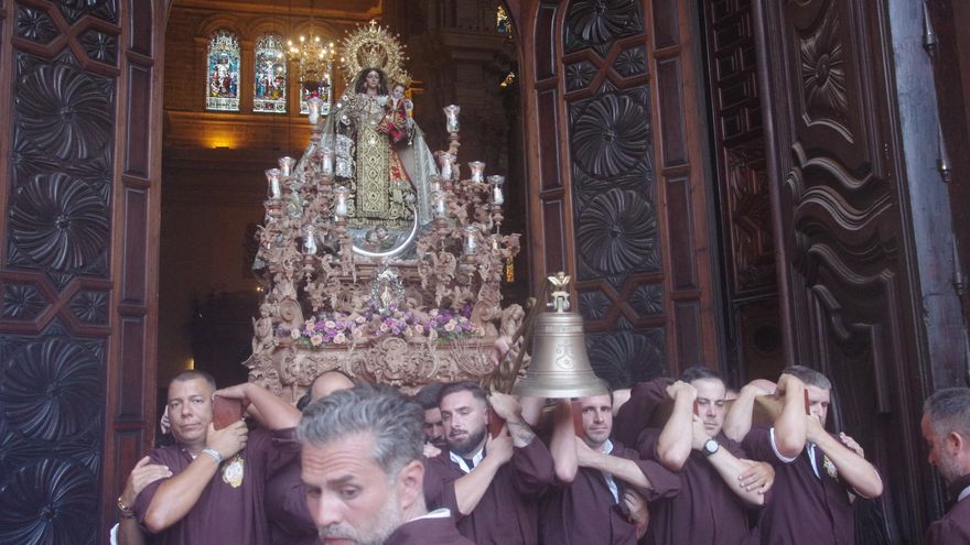 La Virgen del Carmen de El Perchel bendice el corazón de Málaga