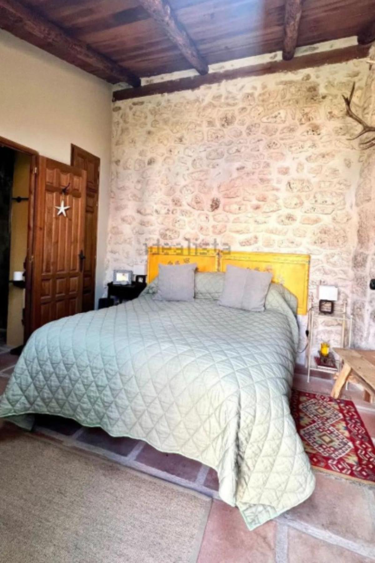 Casa rural de María Pombo, aparece una habitación