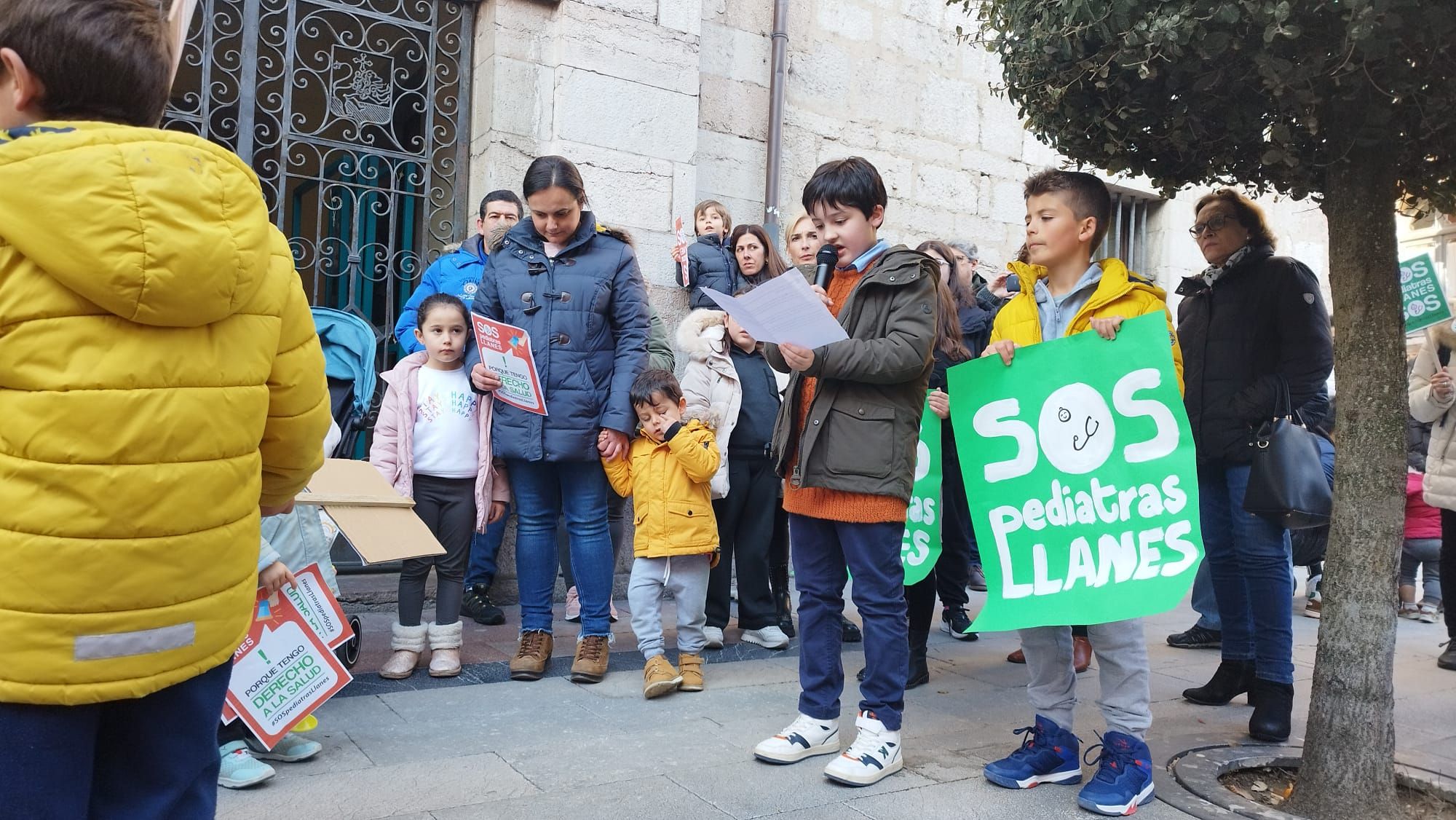 Manifestación en Llanes ante la falta de pediatras