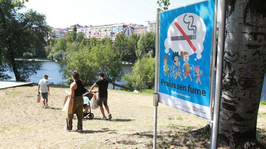 Un cartel de playa sin humo en Ourense.