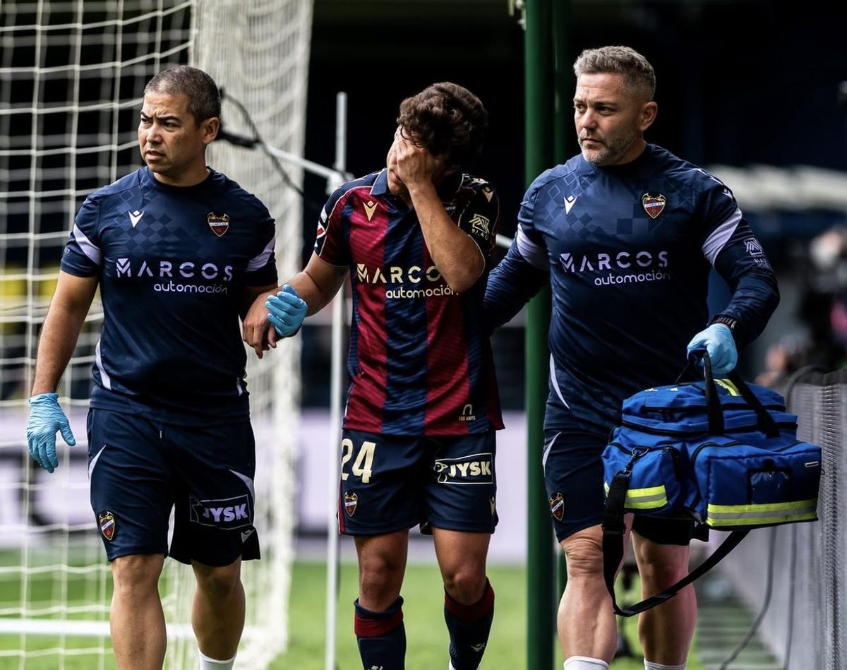Carlos Álvarez se retira lesionado de La Cerámica.