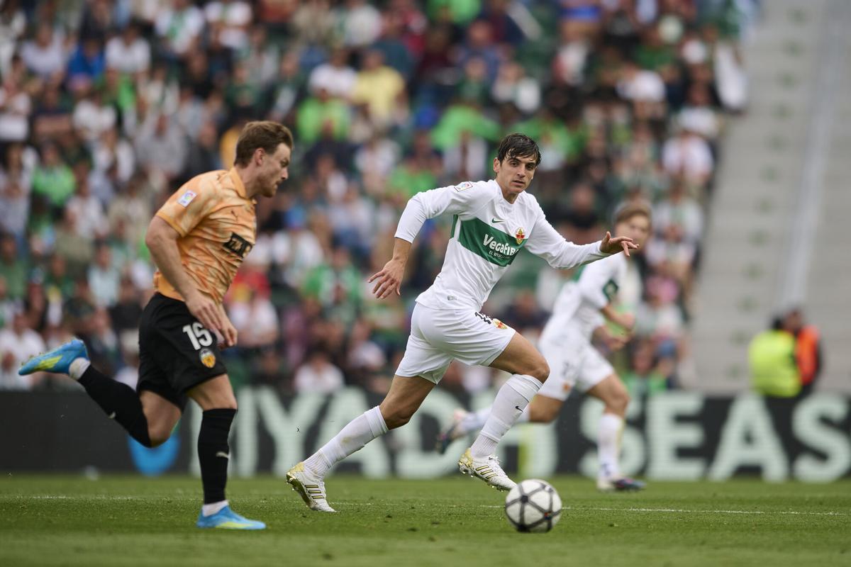 Gonzalo Villar of Elche CF in action during the Spanish League, LaLiga EA Sports, football match played between Elche CF and Valencia CF at Estadio Manuel Martinez Valero on April 11, 2026 in Elche, Alicante, Spain. AFP7 11/04/2026 ONLY FOR USE IN SPAIN. Francisco Macia / AFP7 / Europa Press;2026;SPAIN;SPORT;ZSPORT;SOCCER;ZSOCCER;Elche CF v Valencia CF - LaLiga EA Sports