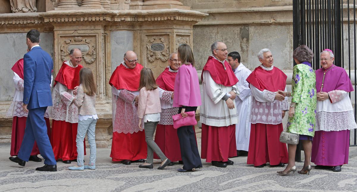 El look de la reina Letizia en su segunda misa de Pascua