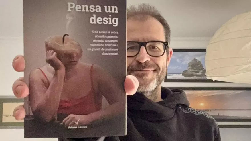 Joan Mayans, escriptor: «Escriure una novel·la és com jugar als escacs»