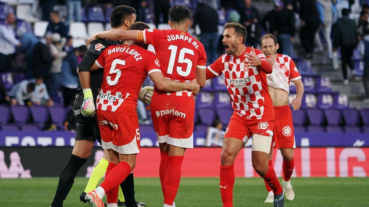Stuani celebra con sus compañeros el triunfo sobre el Valladolid (0-1) en el Nuevo Zorilla.