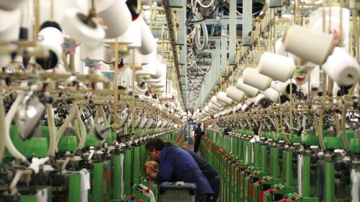 Una trabajadora de Marie Claire en una de las plantas de confección textil que tiene la compañía castellonense