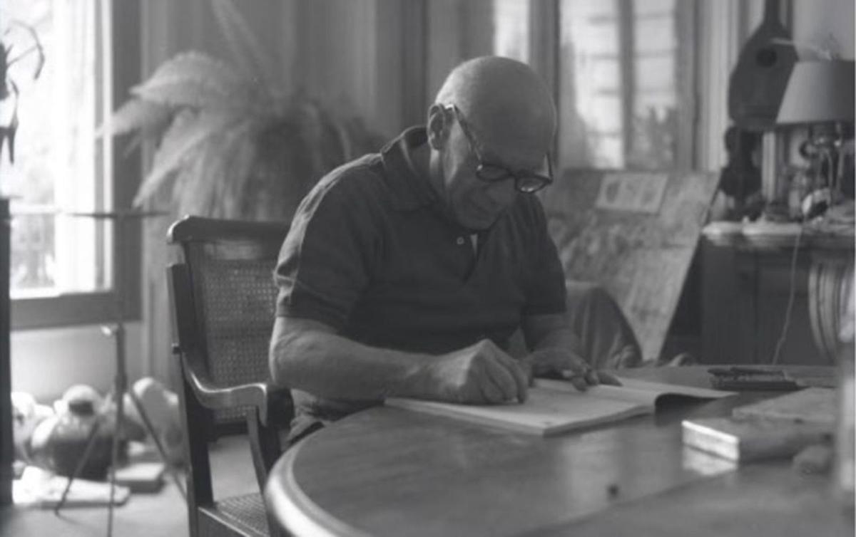 Pablo Picasso, en plena tarea de escritura. | LA OPINIÓN