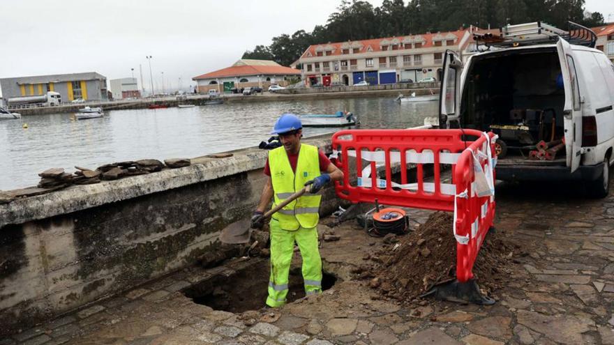 Un operario de Portos repara el paseo de O Cantiño. |   // NOÉ PARGA