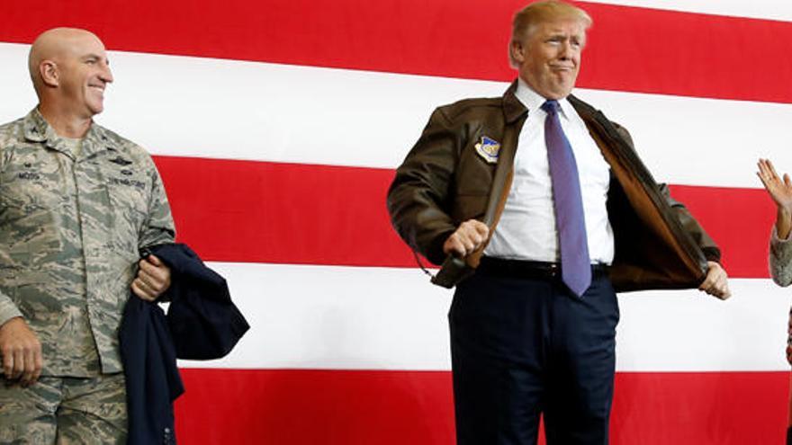 Trump, acompañado por su esposa, tras el discurso.