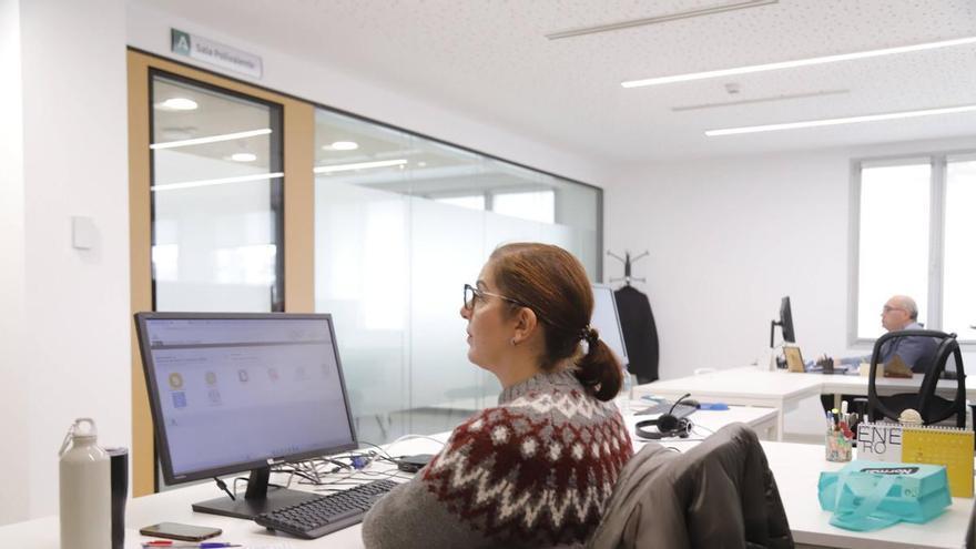 Las mujeres son más entre los funcionarios andaluces, pero cobran menos: así plantea la Junta reducir la brecha salarial