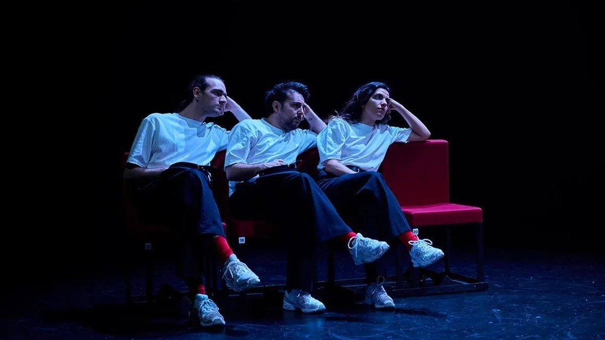 Helena Tornero, dramaturga residente de la Beckett, escribe por fin la historia de amor que su madre le pidió; Israel Solá, por su parte, la convierte en un montaje hilarante de ritmo preciso.