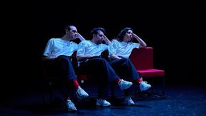 Helena Tornero, dramaturga residente de la Beckett, escribe por fin la historia de amor que su madre le pidió; Israel Solá, por su parte, la convierte en un montaje hilarante de ritmo preciso.