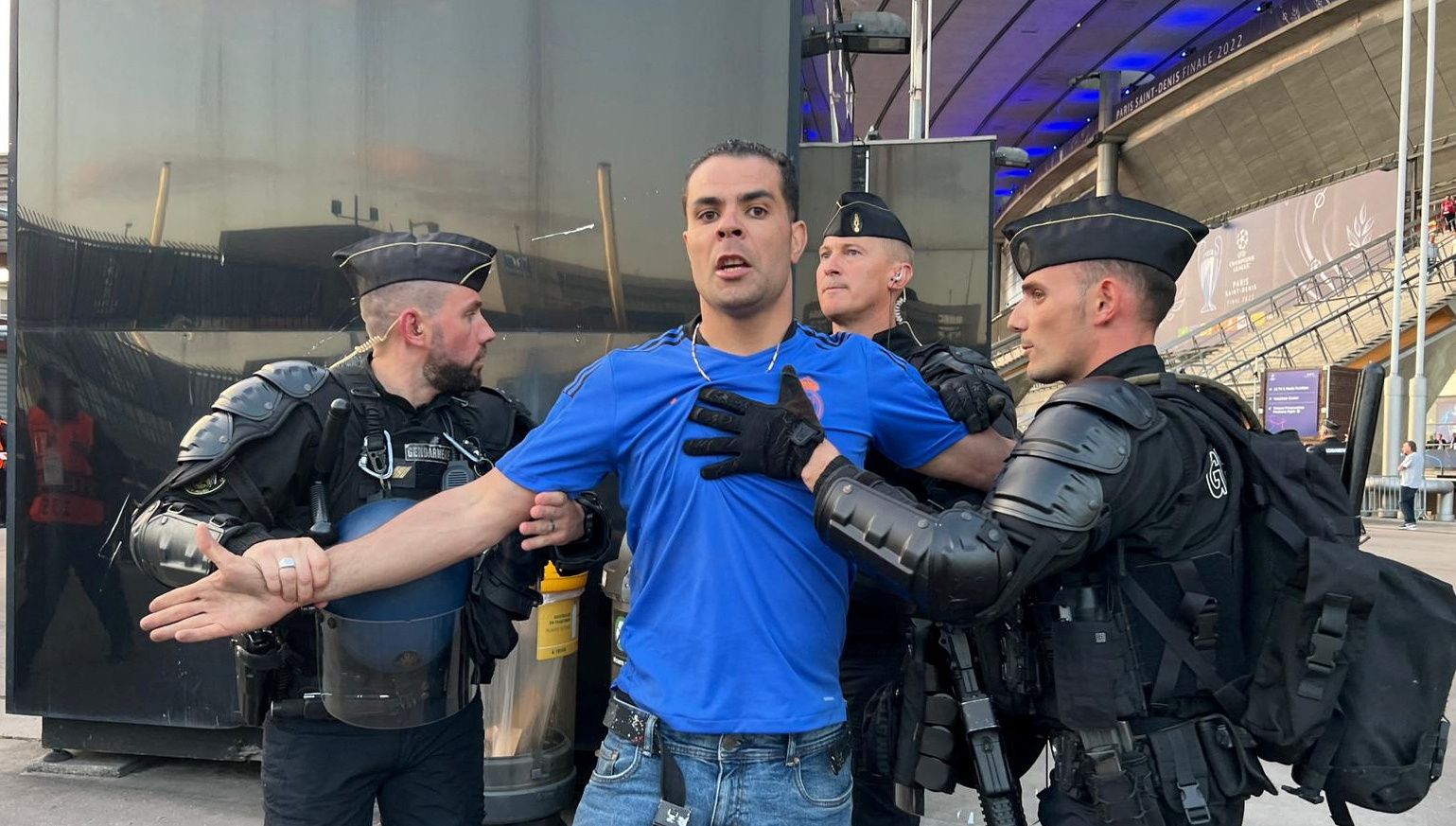 Policía en Stade de France