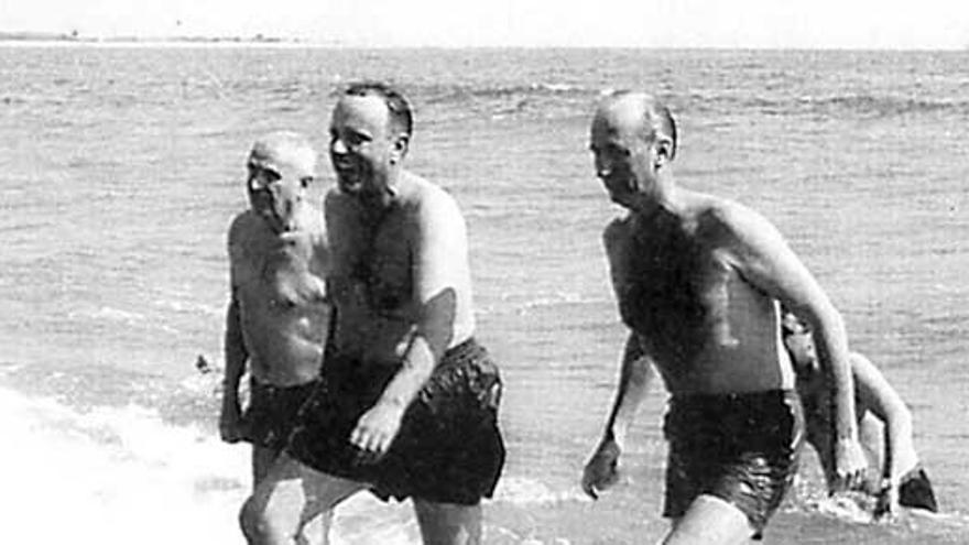 Fraga, en el centro, saliendo de la playa de Palomares en 1966.
