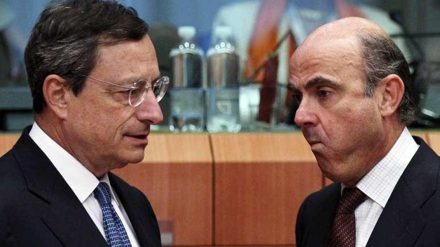 Draghi, presidente del BCE, y De Guindos, en una foto de 2012.