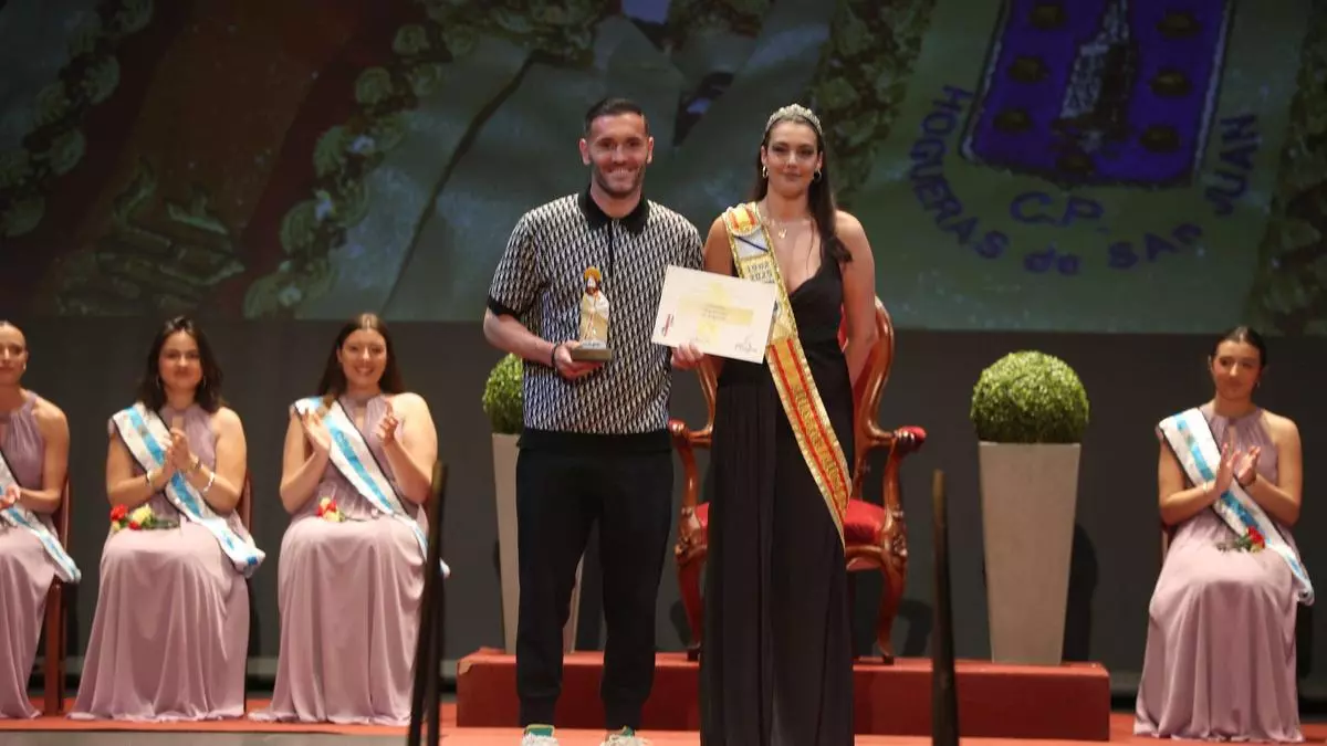 Alfonso Rueda y Lucas Pérez, premiados por Meigas de San Juan