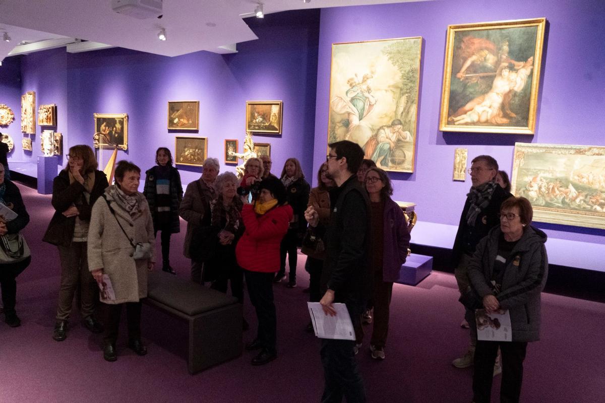 El guia Jordi Bonvehí explica el darrer àmbit del museu als visitants
