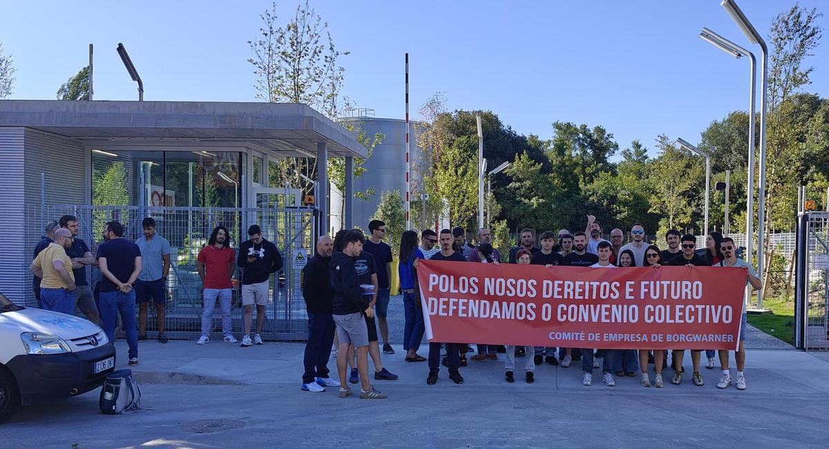 La concentración de trabajadores de BorgWarner en el centro de Porto do Molle, Nigrán.