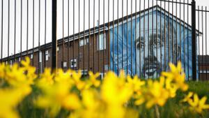 Un mural con la imagen de Guardiola en Manchester,