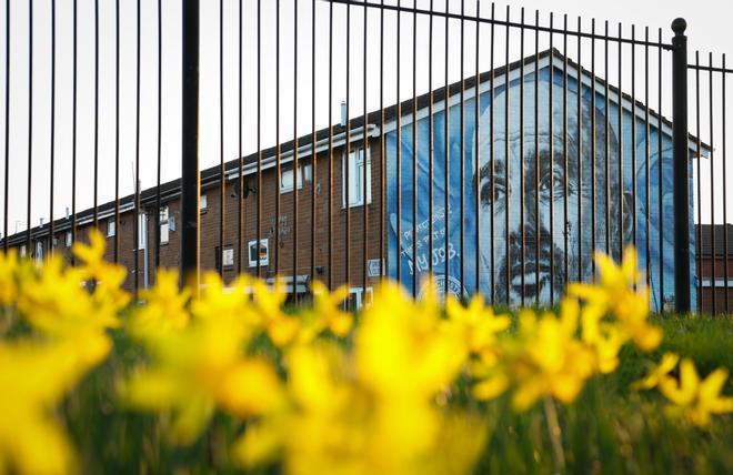 Un mural con la imagen de Guardiola en Manchester,